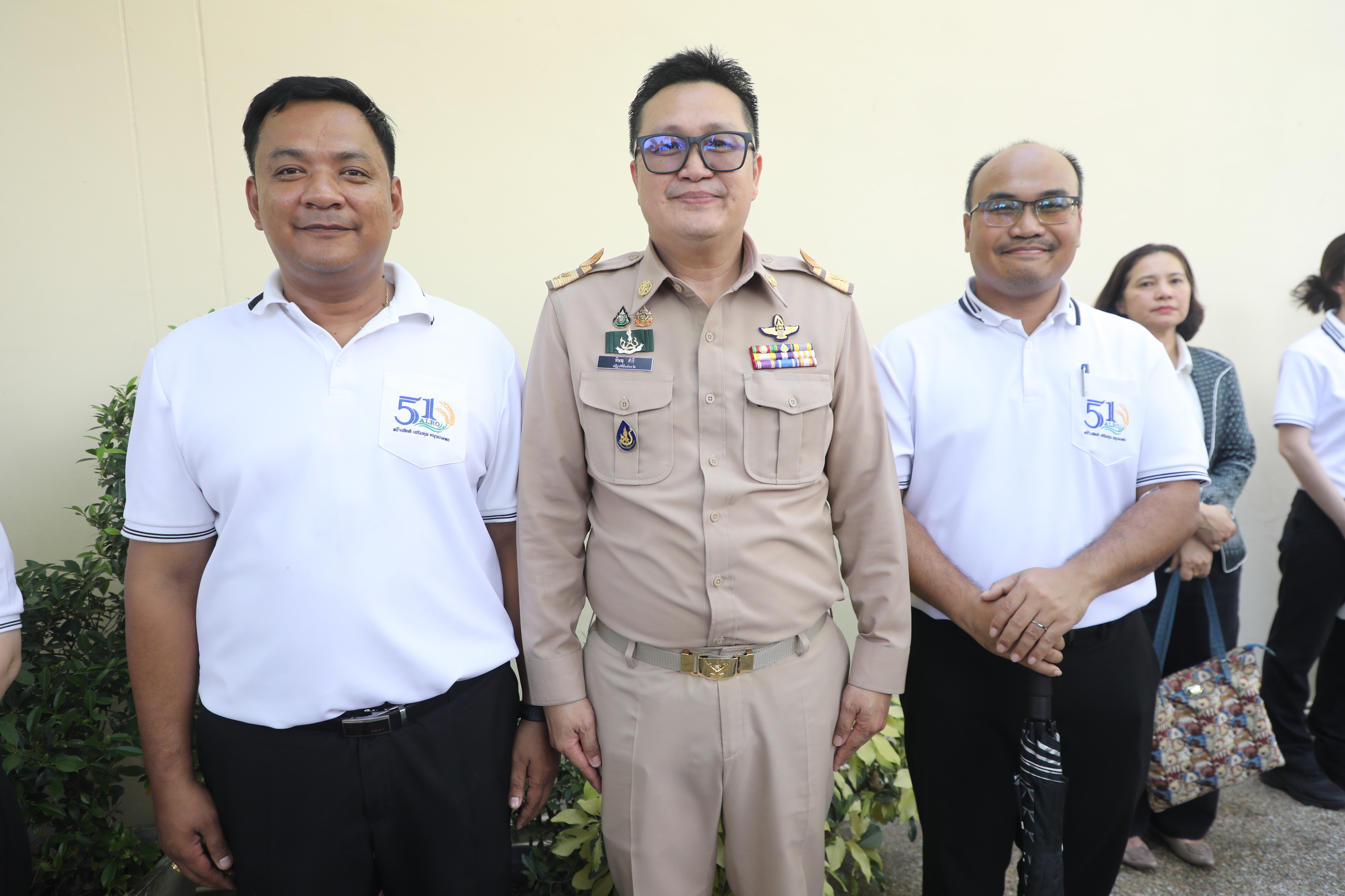 title - เลขาธิการ ส.ป.ก. และผู้เกษียณอายุราชการ สักการะสิ่งศักดิ์สิทธิ์ประจำ กระทรวงเกษตรและสหกรณ์ และ สำนักงานการปฏิรูปที่ดินเพื่อเกษตรกรรม เนื่องในโอกาสเกษียณอายุราชการ